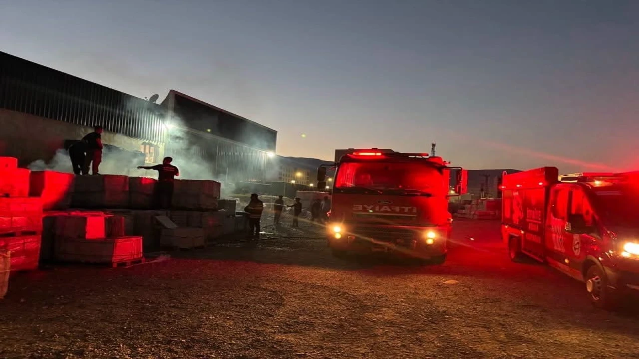 Kırıkhanda inşaat malzemeleri satan iş yerinde yangın çıktı