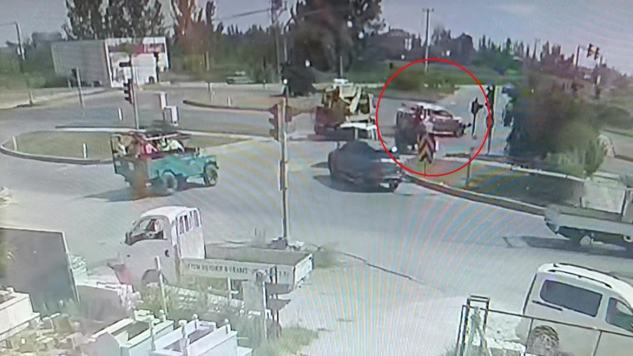 Kırmızı ışık ihlali ile gelen kaza ucuz atlatıldı