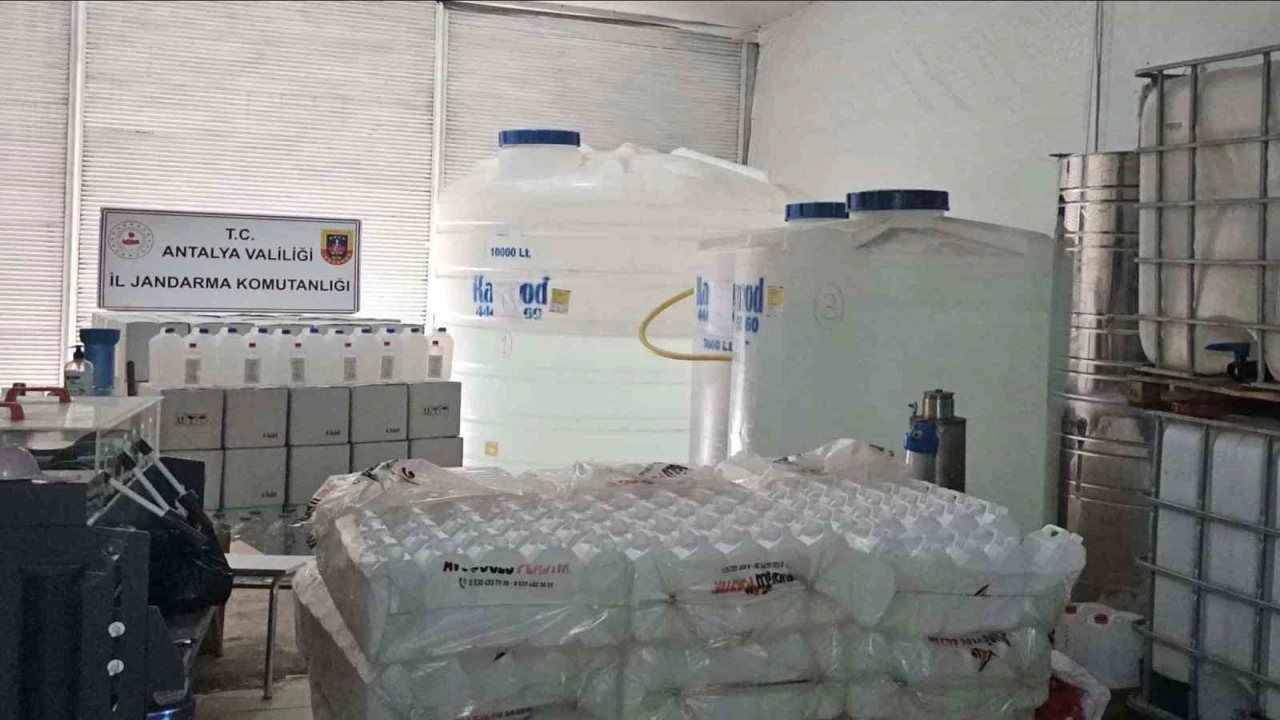 Kolonya imalatı adı altında sahte içki üretilen iş yerine operasyon