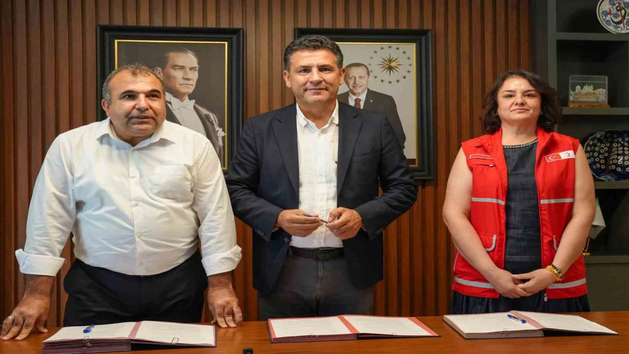 Kozanda 500 öğrenciye kırtasiye ve okul kıyafeti desteği