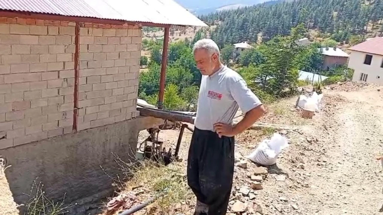 Kozanda açıkta bırakılan su borusu vatandaşı mağdur ediyor