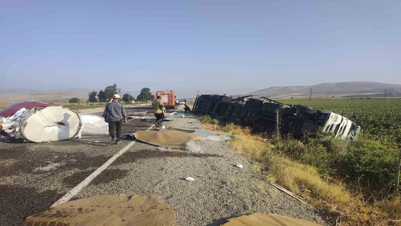 Kumluda kaza yapan tırdan yola rulo sac devrildi