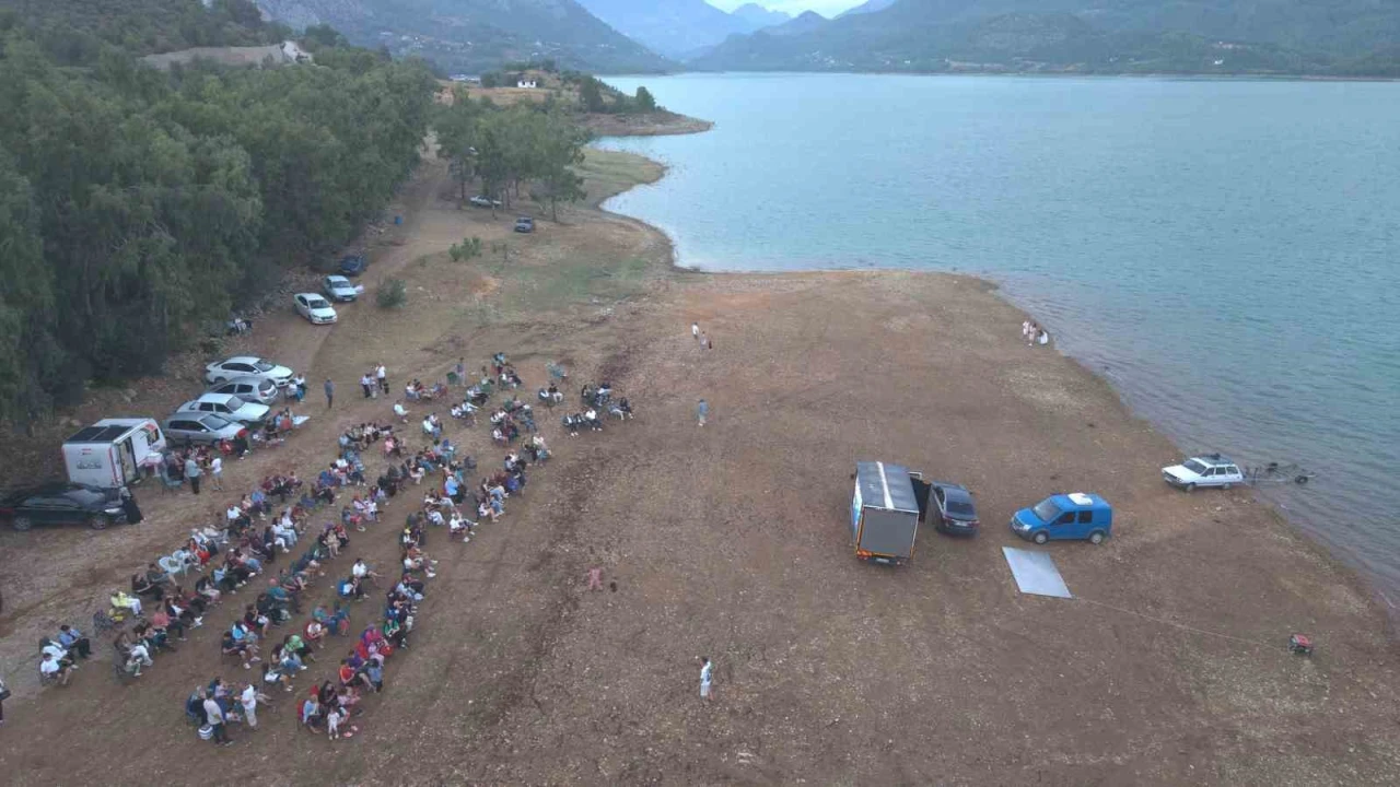 Londradan Kozana uzanan fikir, yüzlerce kişiyi açık hava sinemasında buluşturdu