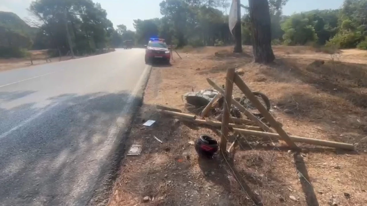 Manavgatta motosiklet tel çitlere çarptı: 2 yaralı