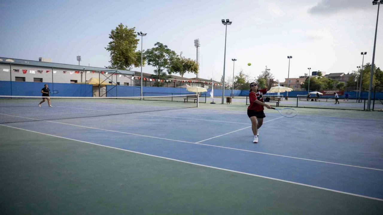 Mersinde 30 Ağustos coşkusu tenis kortlarına taşındı