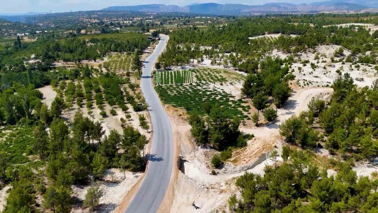 Mersinde 4 mahalleyi birbirine bağlayan yol yenilendi