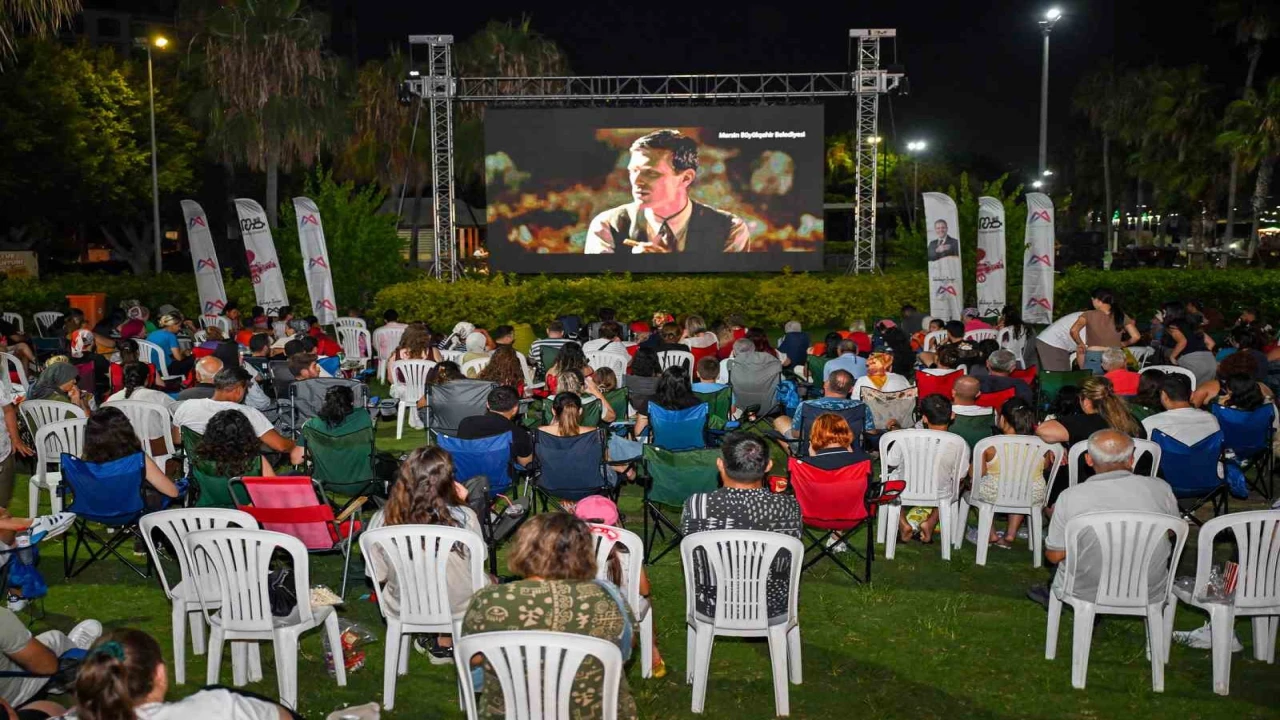 Mersinde açık havada sinema keyfi