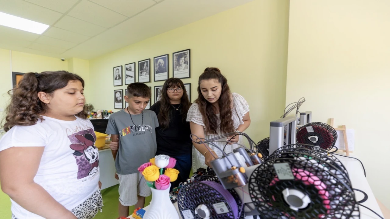 Mersinde çocuklar Rubik Küp çözen robot geliştirdi