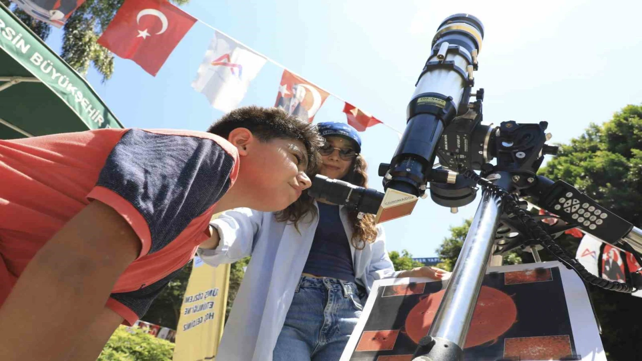 Mersinde çocuklar teleskopla Güneşi gözlemledi
