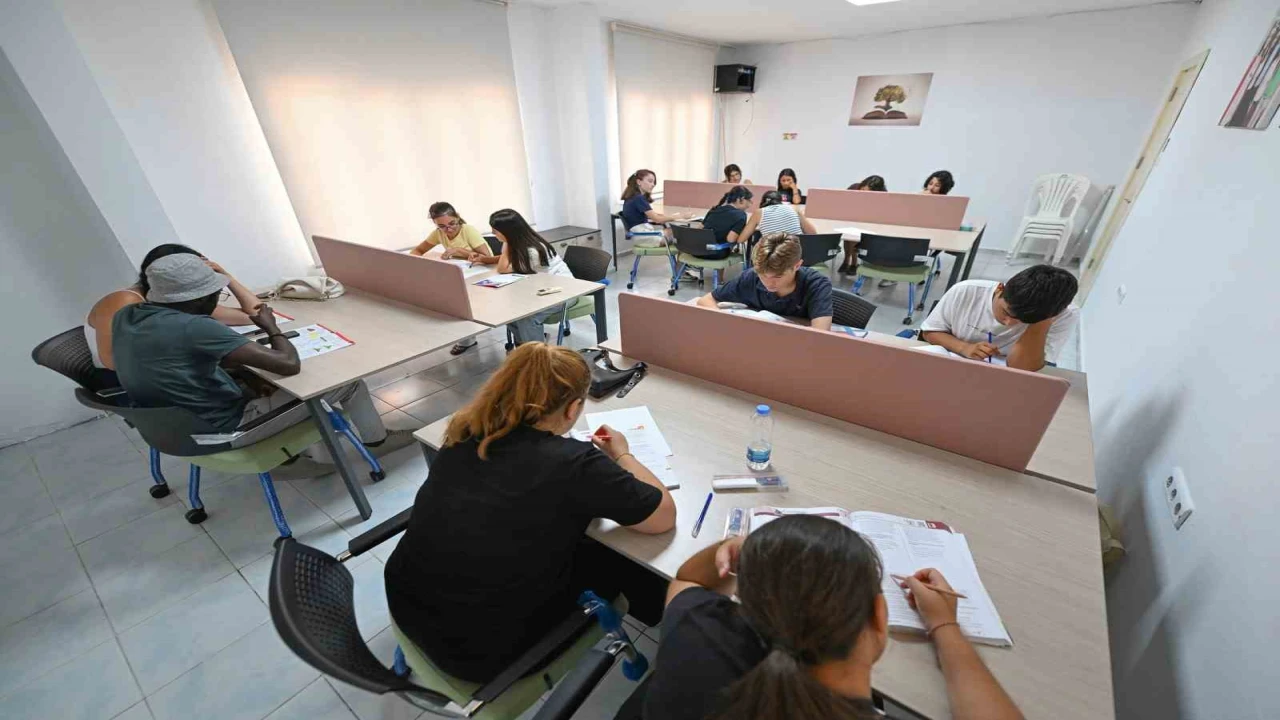 Mersinde gençler sınavlara okuma salonunda hazırlanıyor
