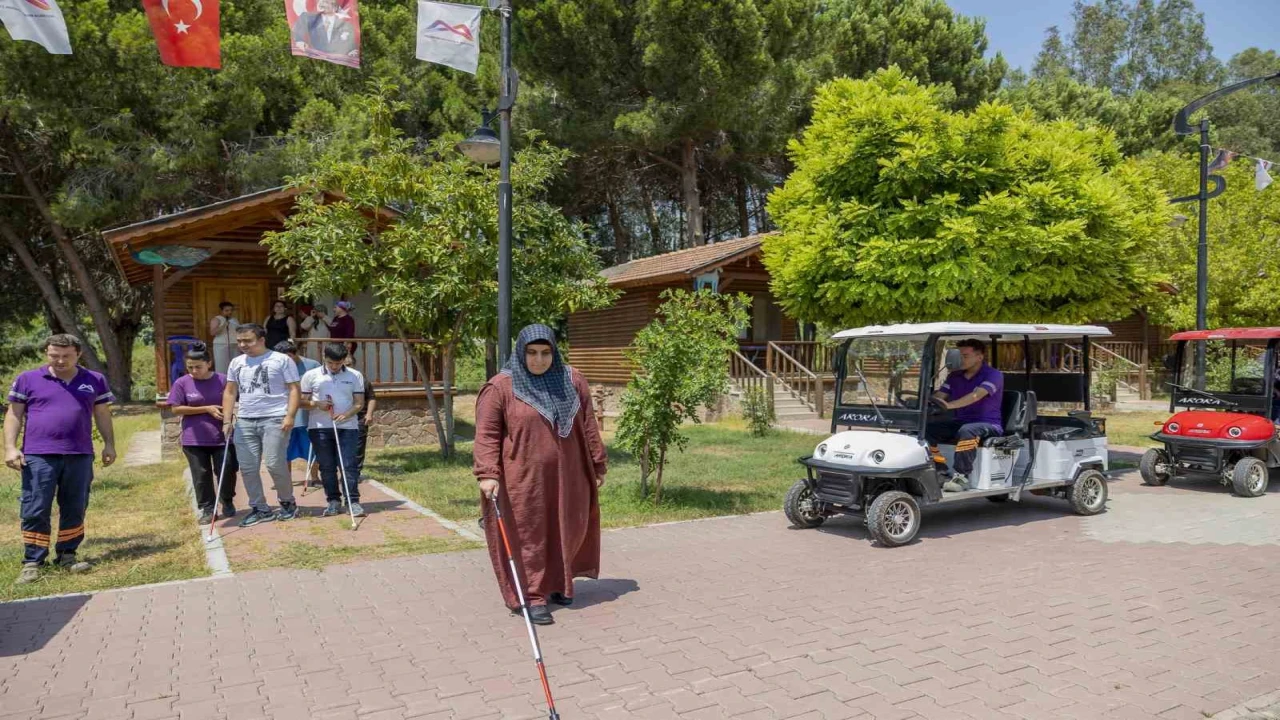 Mersinde görme engelliler doğayla iç içe keyifli bir gün geçirdi