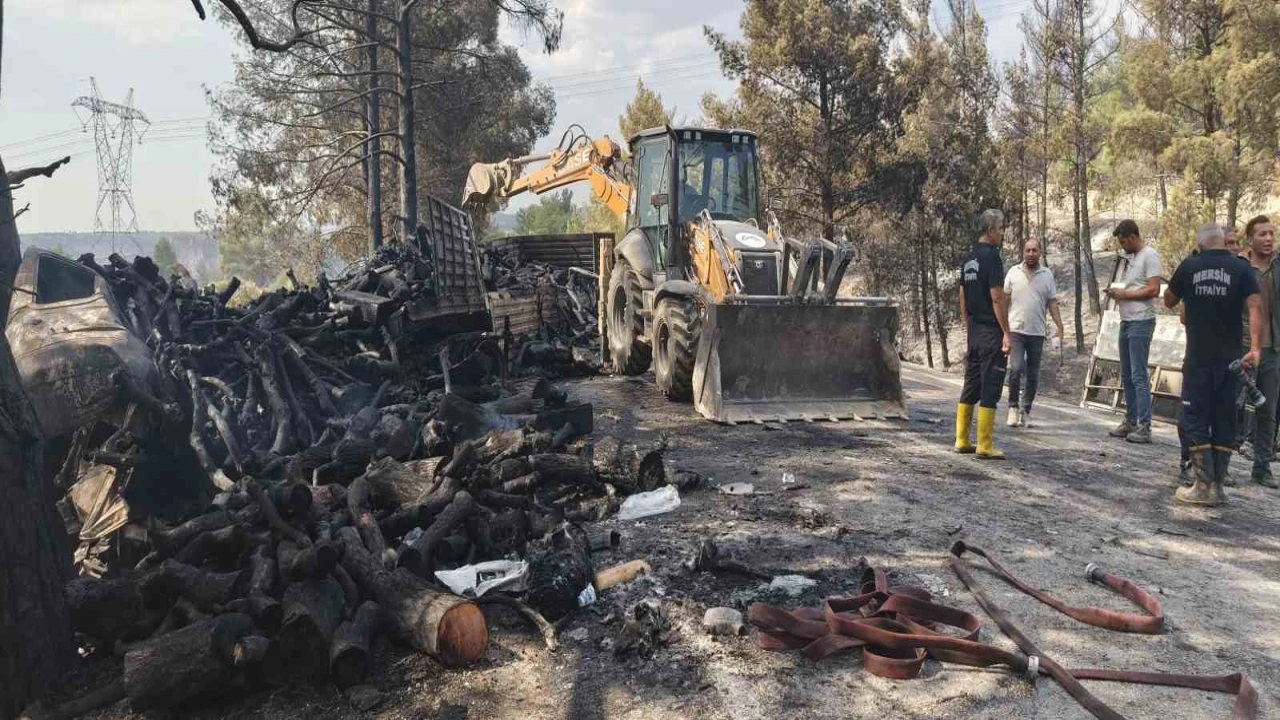 Mersinde kaza sonrası araçlar alev aldı, yangın ormana sıçradı: 1 ölü, 2 yaralı