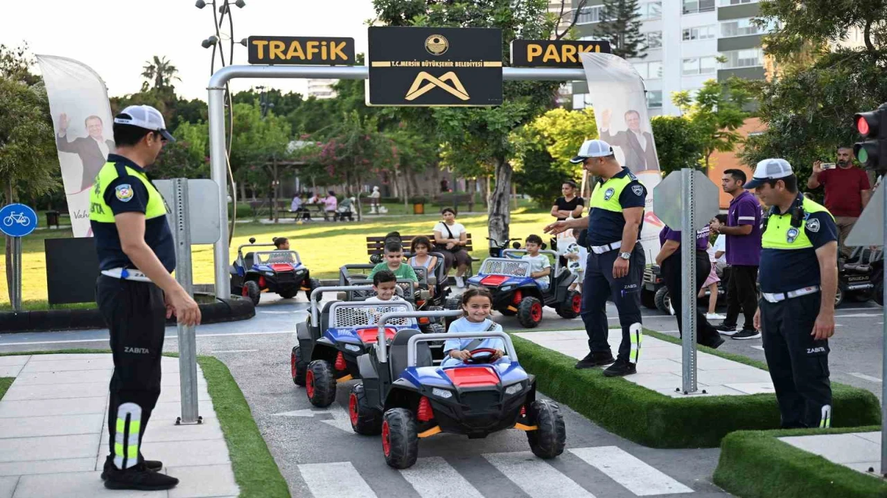 Mersinde minikler trafik kurallarını direksiyon başında öğrendi