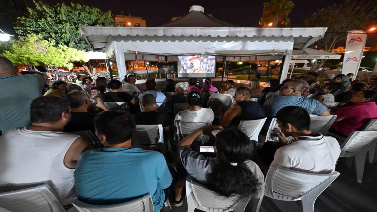 Mersinde özel bireyler açık havada sinema keyfi yaşadı