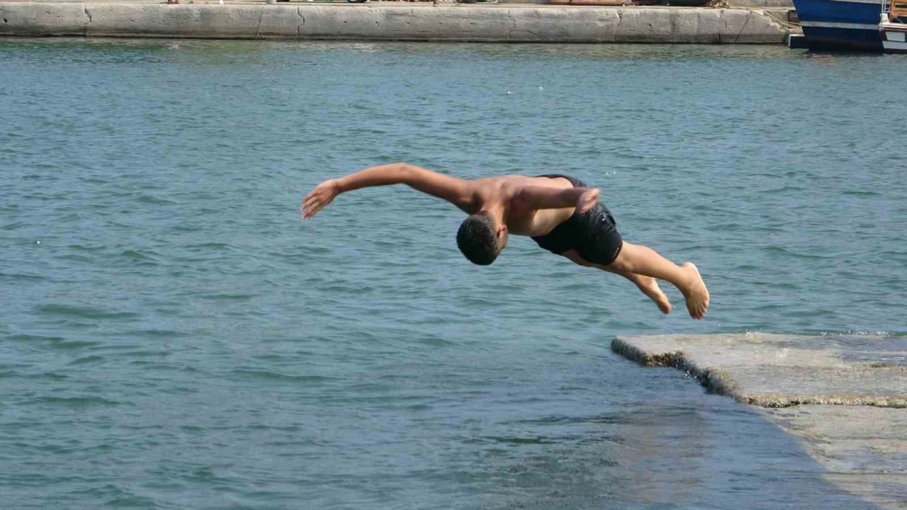 Mersinde sıcak hava ve nem bunalttı