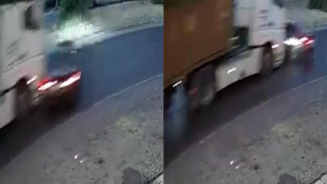 Mersinde tırın çarptığı araç metrelerce sürüklendi