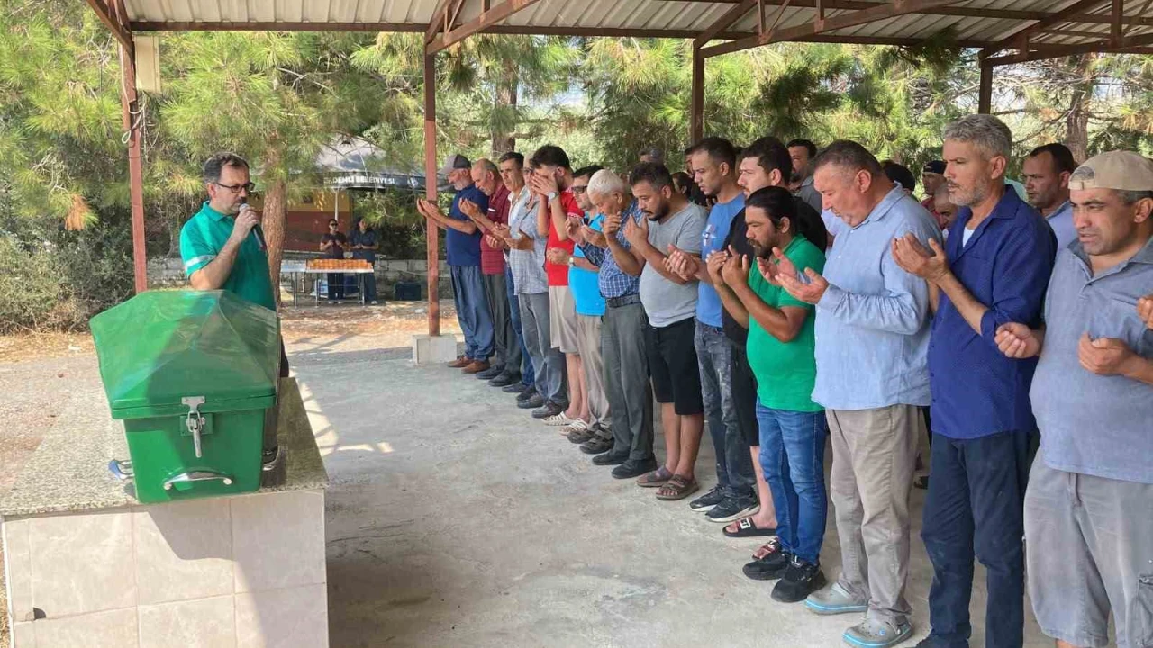 Mersindeki kasklı dehşette hayatını kaybeden yaşlı adam toprağa verildi