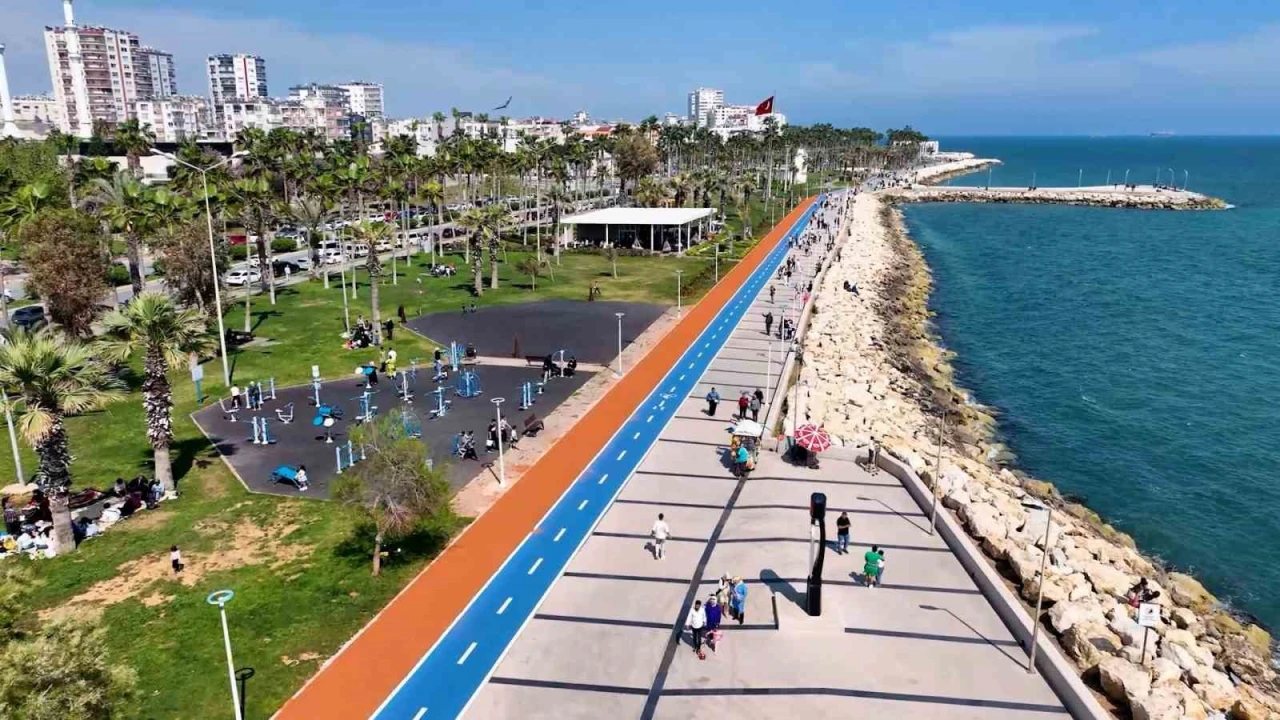 Mersinin 560 bin metrekarelik Kültür Parkında bakım çalışmaları sürüyor