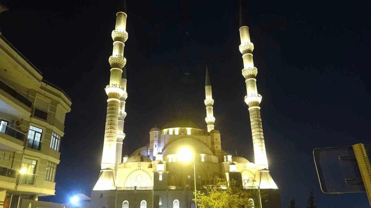 Mevlid Kandilinde Abdülhamid Han Camii doldu taştı
