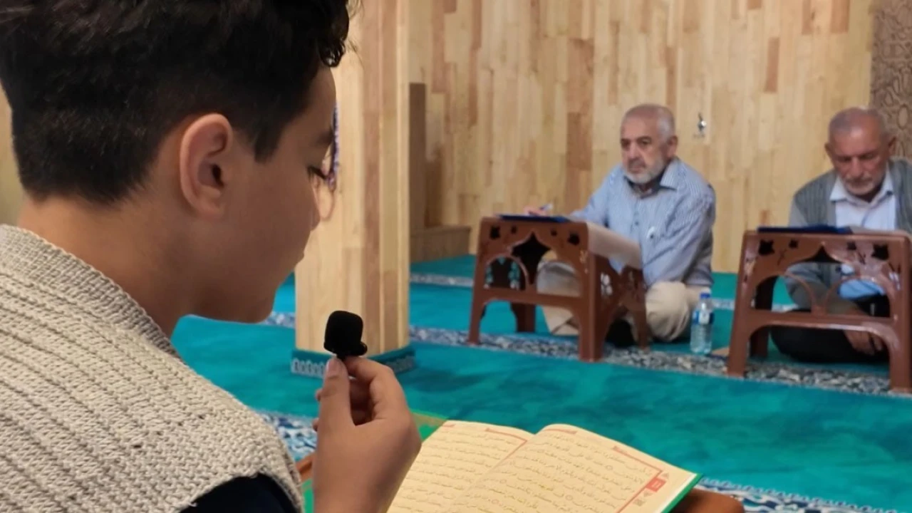 Minik yürekler Kuran-ı Kerimi güzel okumak için yarıştı