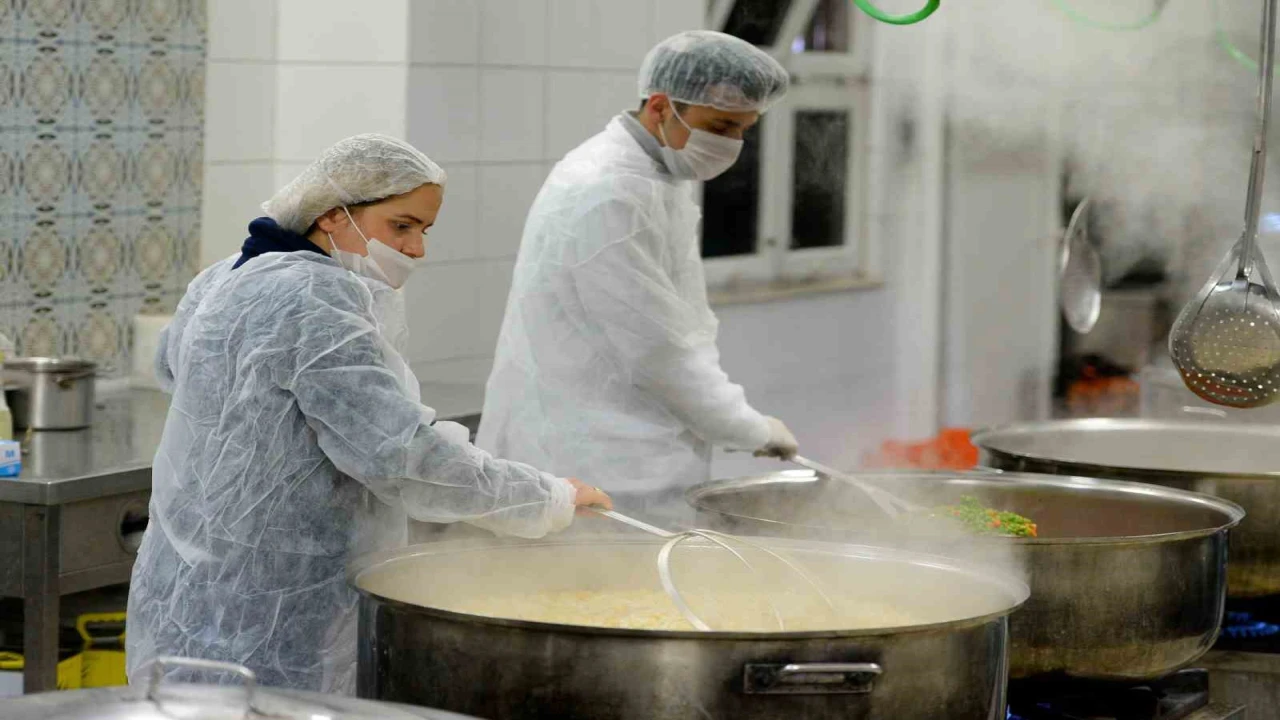 Muratpaşada ihtiyaç sahiplerine her gün sıcak yemek