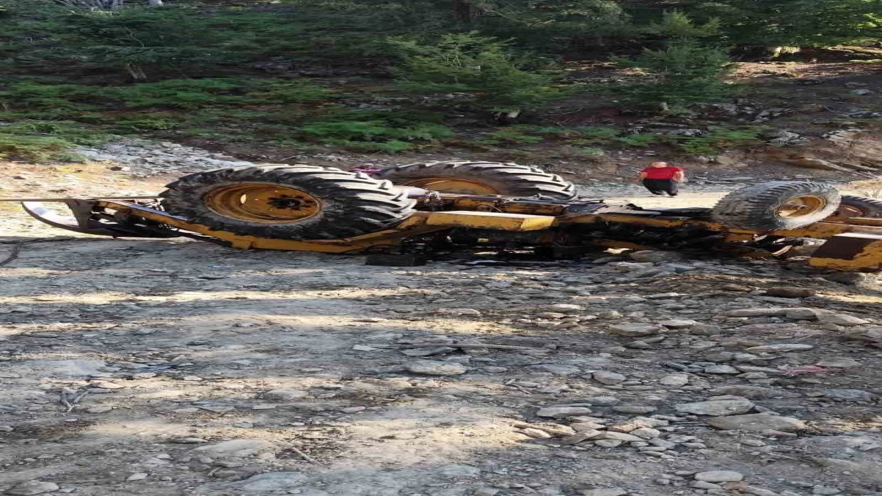 Osmaniyede iş makinesi devrildi, operatör yaralandı