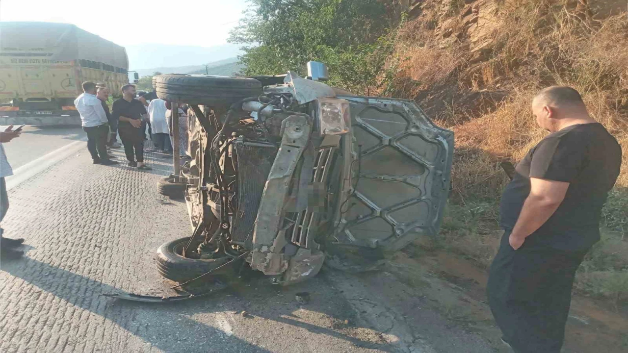 Osmaniyede kontrolden çıkan hafif ticari araç yan yattı: 4 yaralı