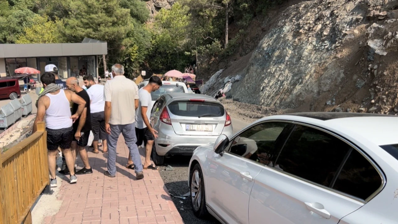 Osmaniyede korkulukları kıran otomobil alt otoparka düştü: 5 yaralı