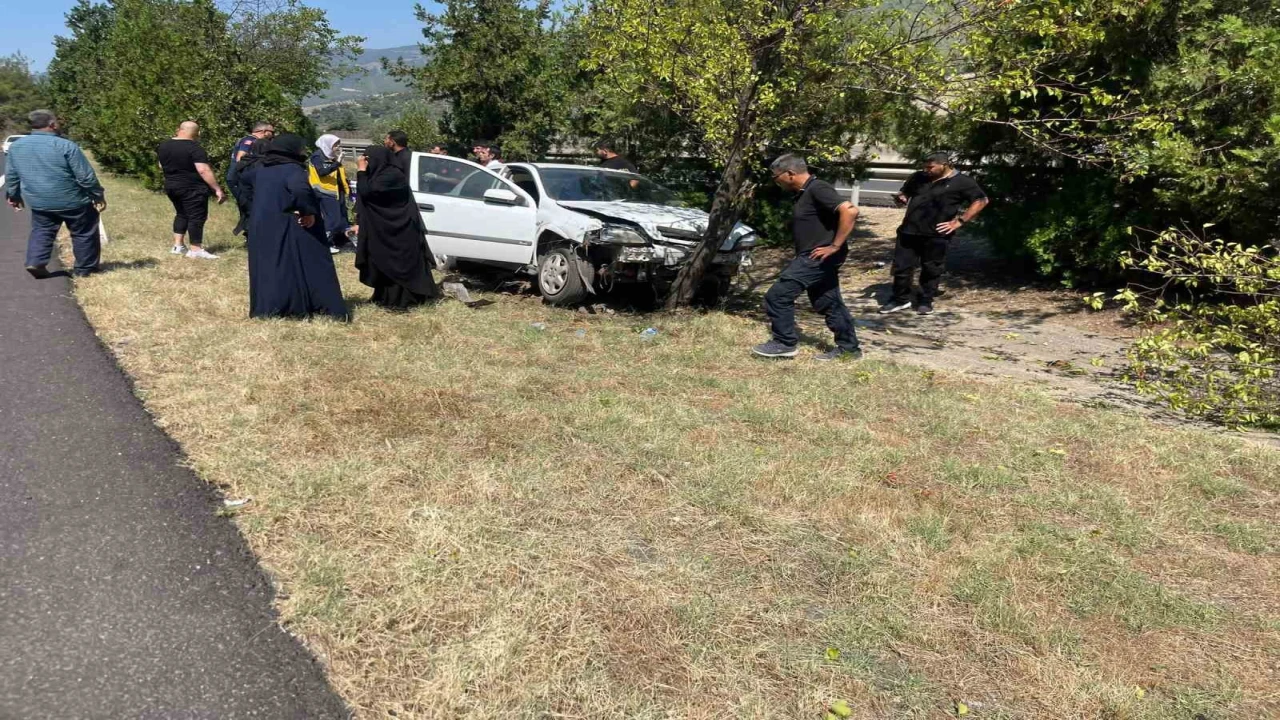 Osmaniyede otomobil ağaca çarptı: 1 yaralı