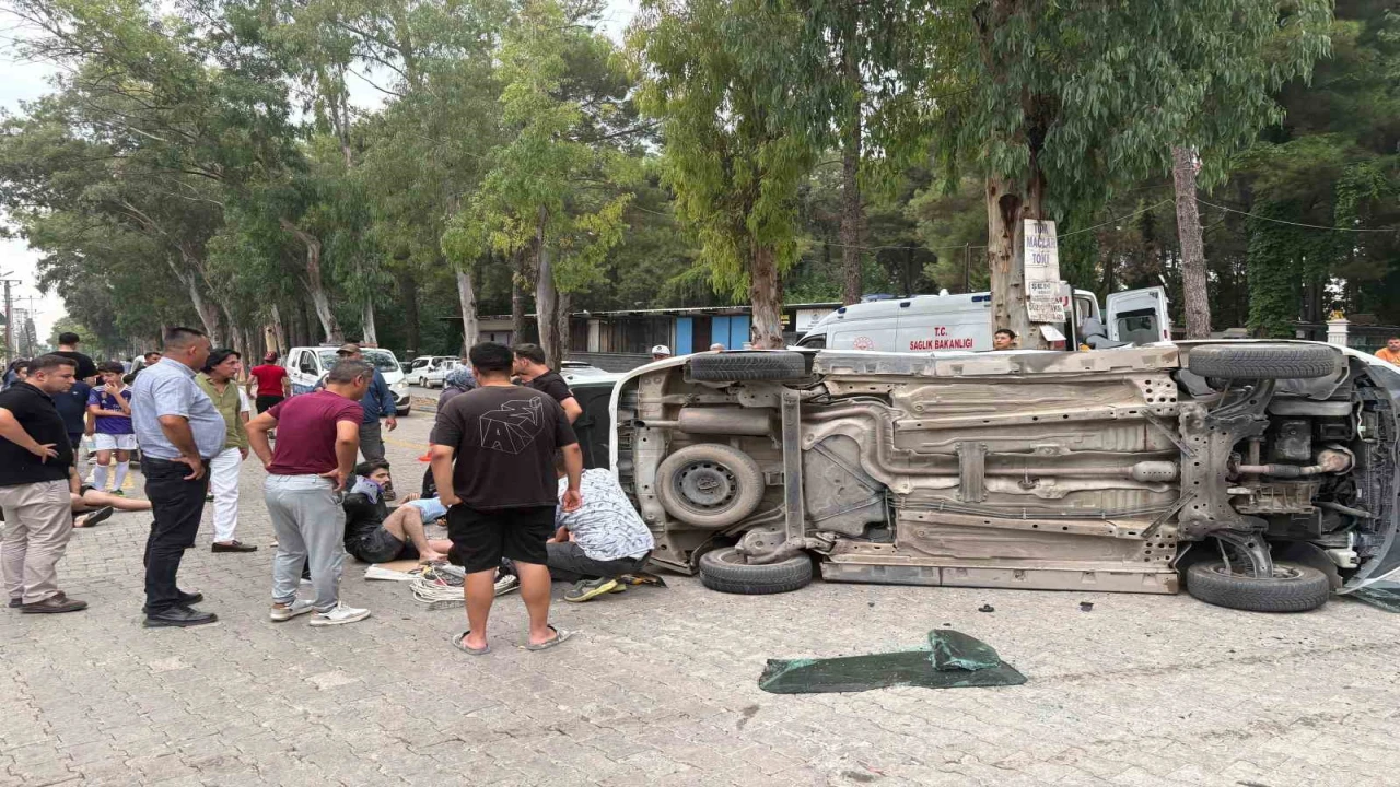 Osmaniyede otomobil hafif ticari araçla çarpıştı: 5 yaralı