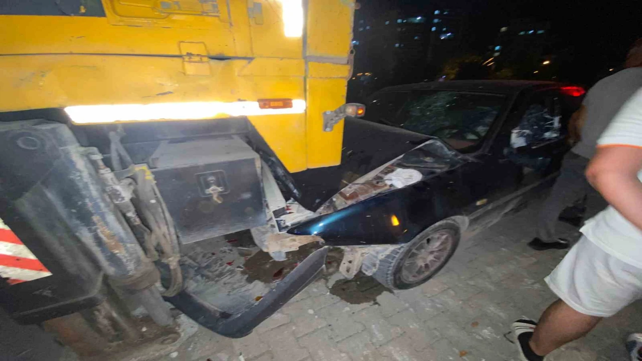 Osmaniyede otomobil park halindeki vince çarptı: 1 yaralı