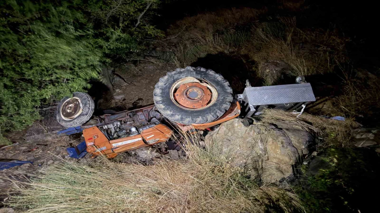 Osmaniyede traktör dereye yuvarlandı: 2 ölü