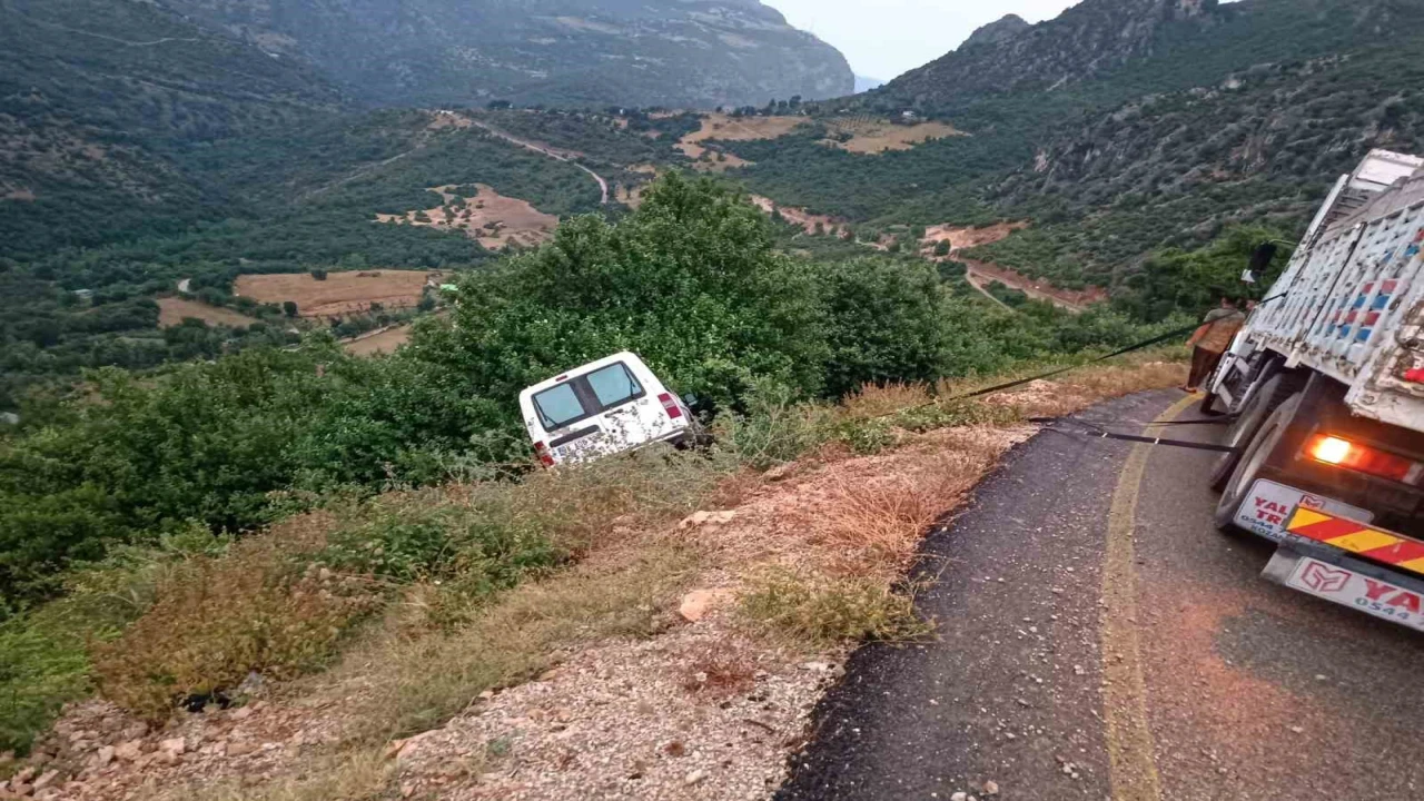 Osmaniyede yağış nedeniyle yoldan çıkan araç uçuruma düşmekten son anda kurtuldu