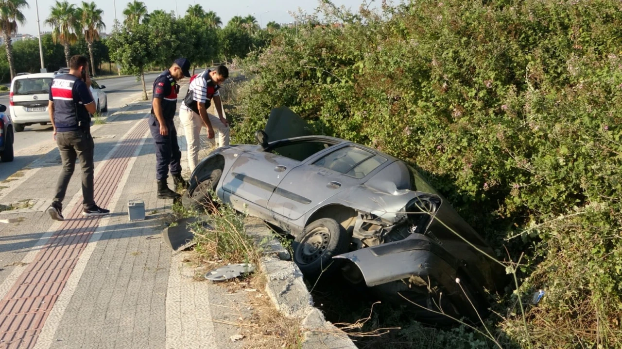 Otomobil yayaya çarpıp şarampole devrildi