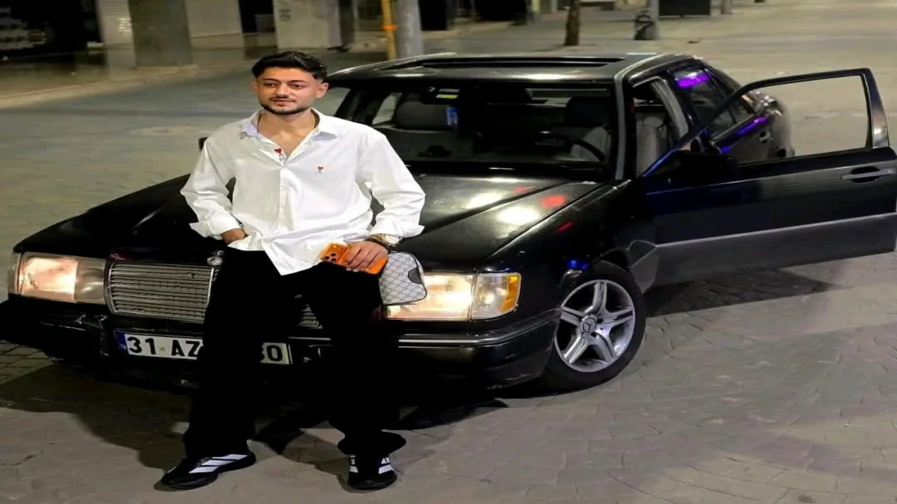 Otomobile ok gibi saplanan motosikletin sürücüsü hafif ticari aracın altında kalarak can verdiği kaza kamerada