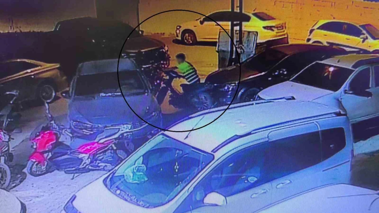 Otomobilin arkasında pusuya yatan çocuk hırsız ile gözcüsü, depremde ailesini ve kolunu kaybeden gencin motosikletini çaldı