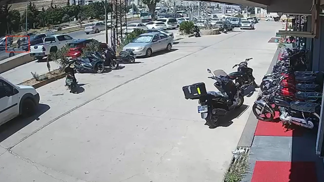 Otomobilin çarptığı kadın metrelerce havaya uçarak can verdi