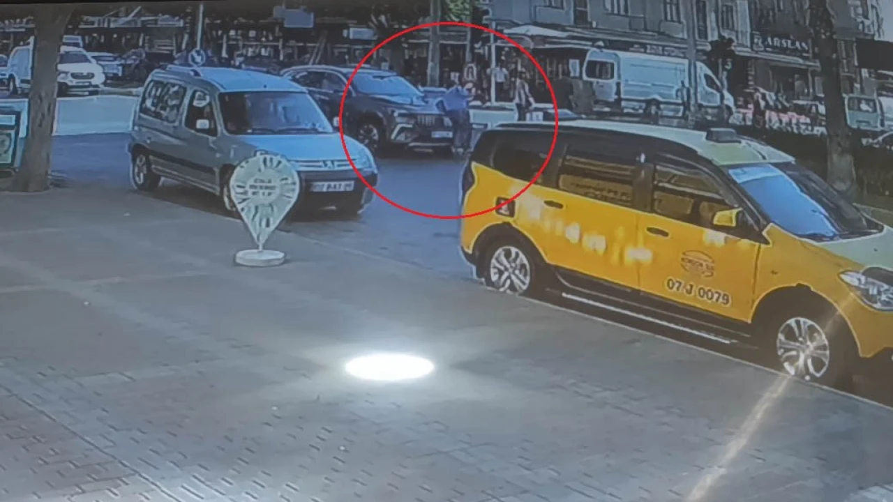 Otomobilin çarptığı kadın metrelerce savruldu