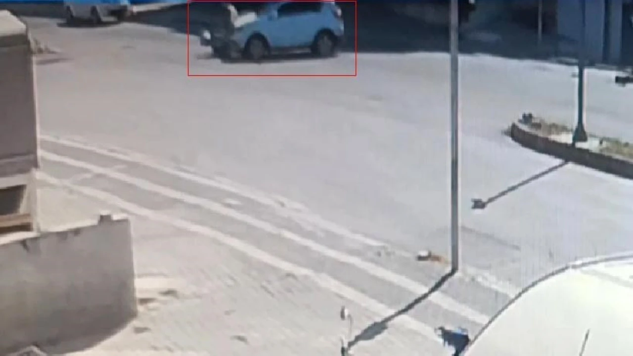 Otomobilin motosikletle çarpışma anı kamerada