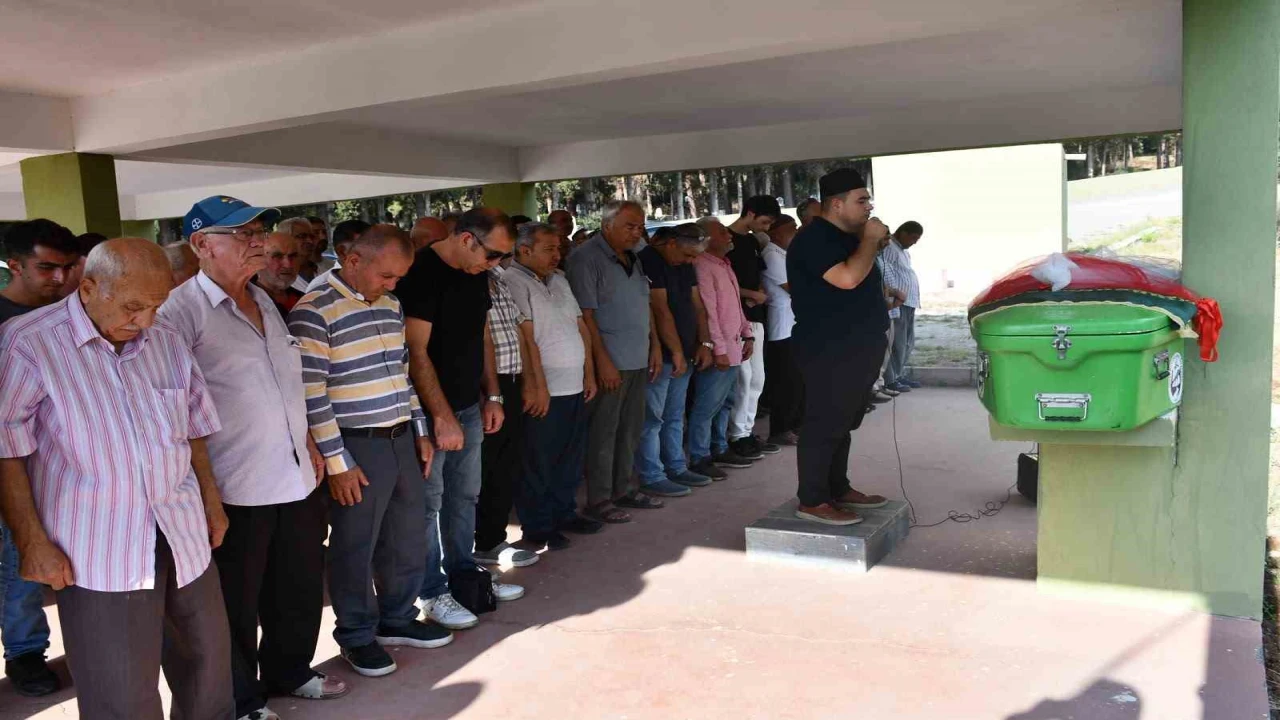 Otomobilin tırın altına girdiği feci kazada can veren Ecem gelinliğiyle son yolculuğuna uğurlandı