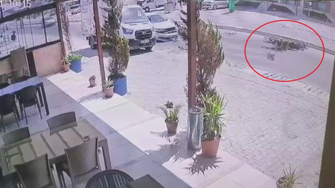 Otomobille çarpışan motosikletlinin havada takla attığı anlar kamerada