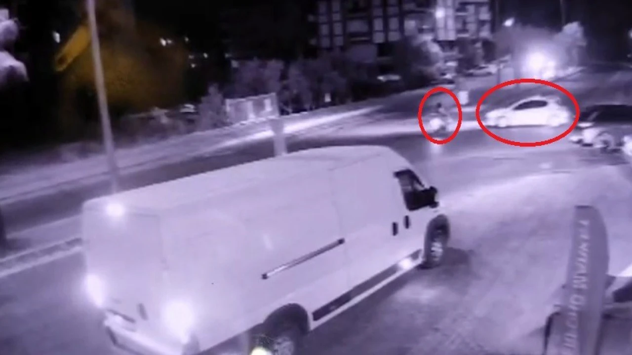 Otomobille çarpışan motosikletlinin yola savrulduğu anlar kamerada
