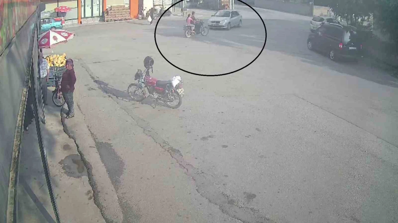 Otomobille çarpışan motosikletteki 2 kişi yaralandı