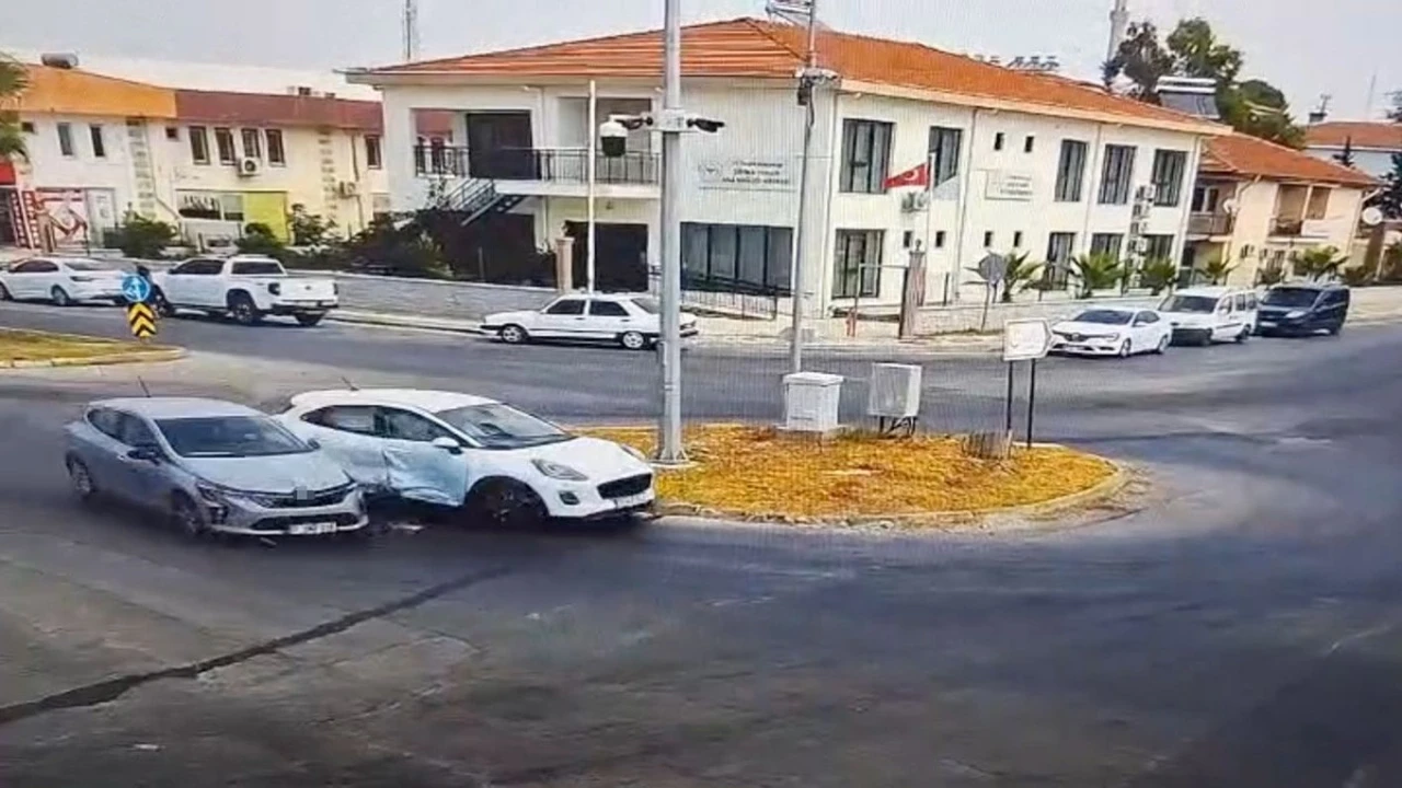 Otomobiller kavşakta çarpıştı, kaza anı güvenlik kamerasına yansıdı:1 yaralı