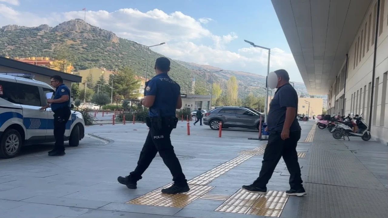 Park kavgasında komşularını bıçaklayan şüpheli tutuklandı