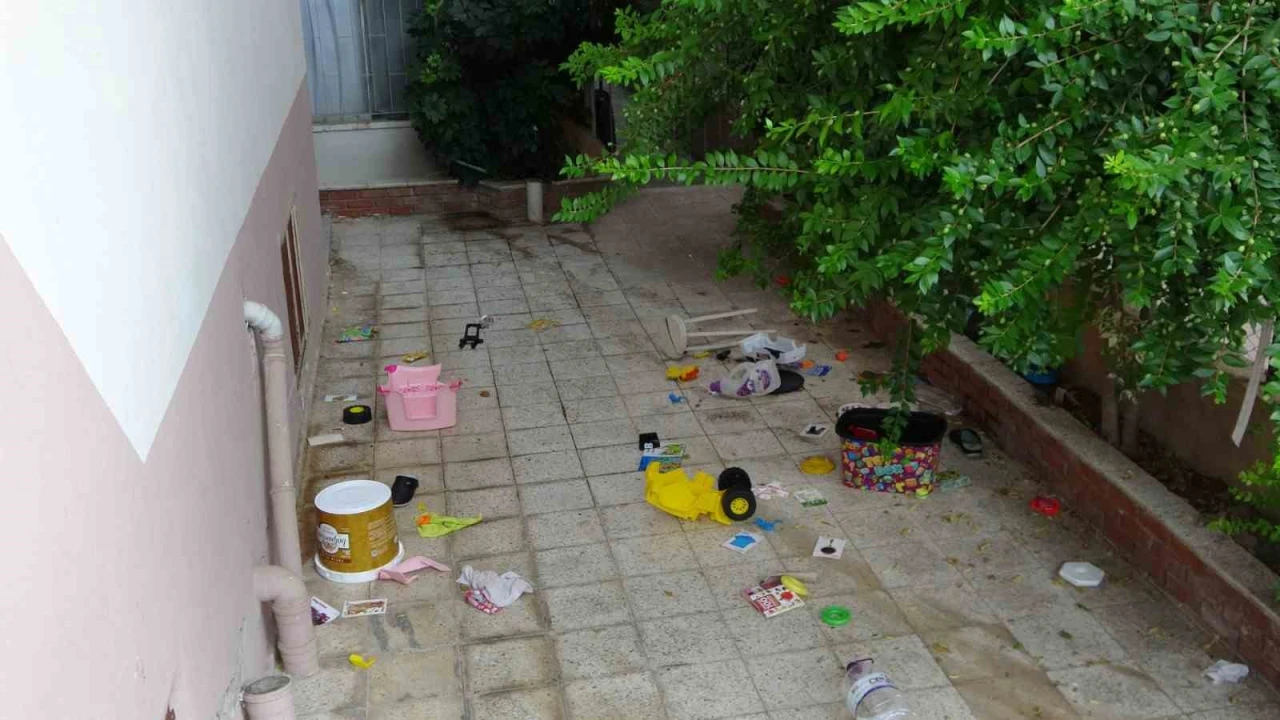 Penceredeki küçük çocuk mahalleliye panik yaşattı