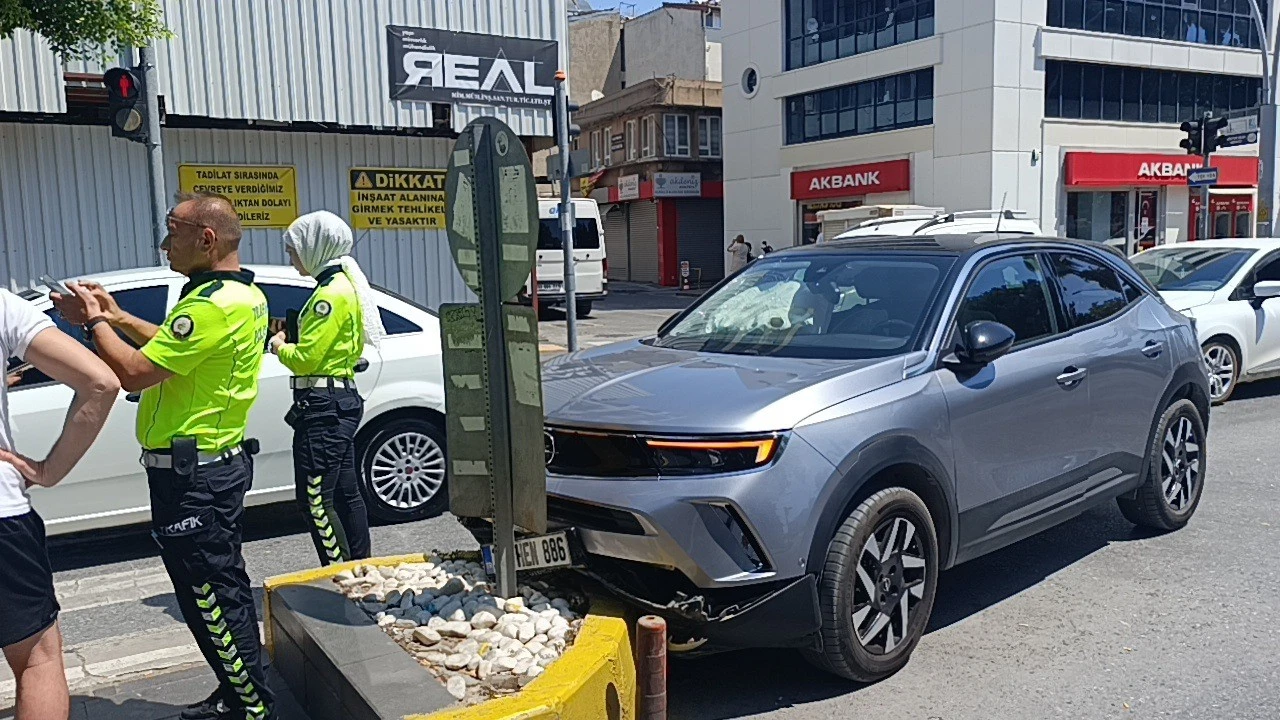 Refüje çarpan otomobilin sürücüsü yaralandı