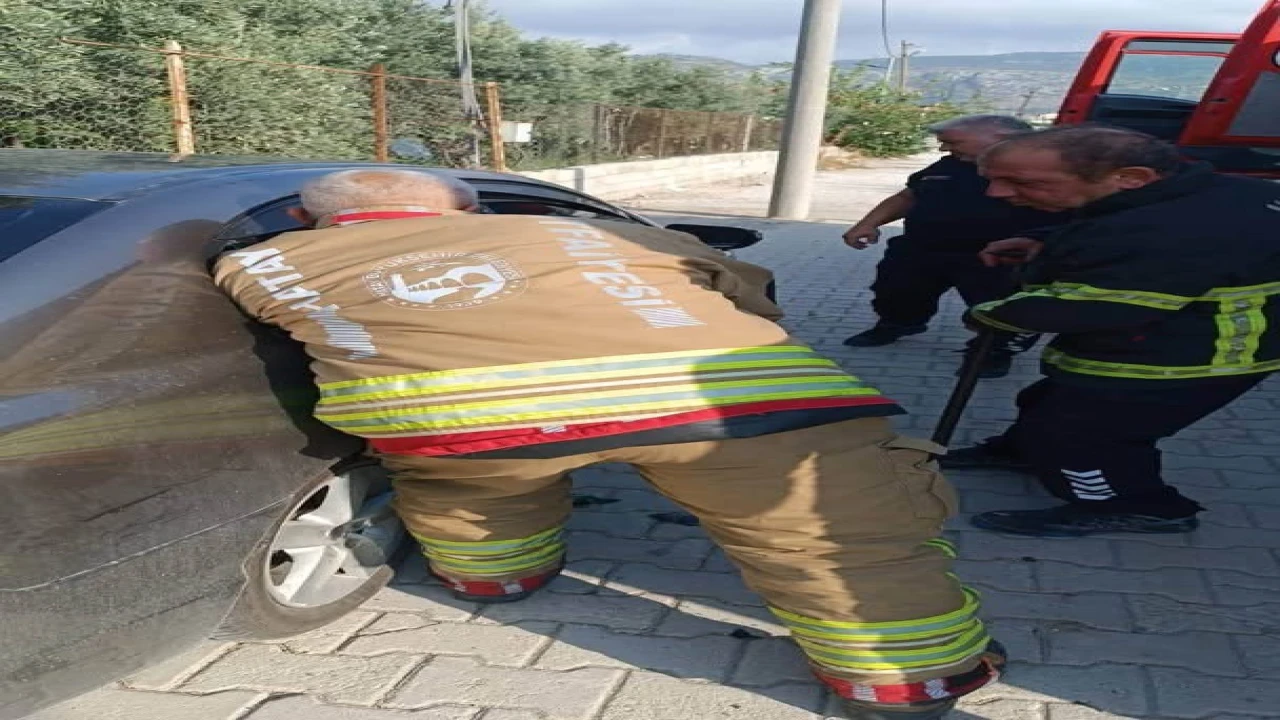 Samandağda araçta kilitli kalan çocuk kurtarıldı