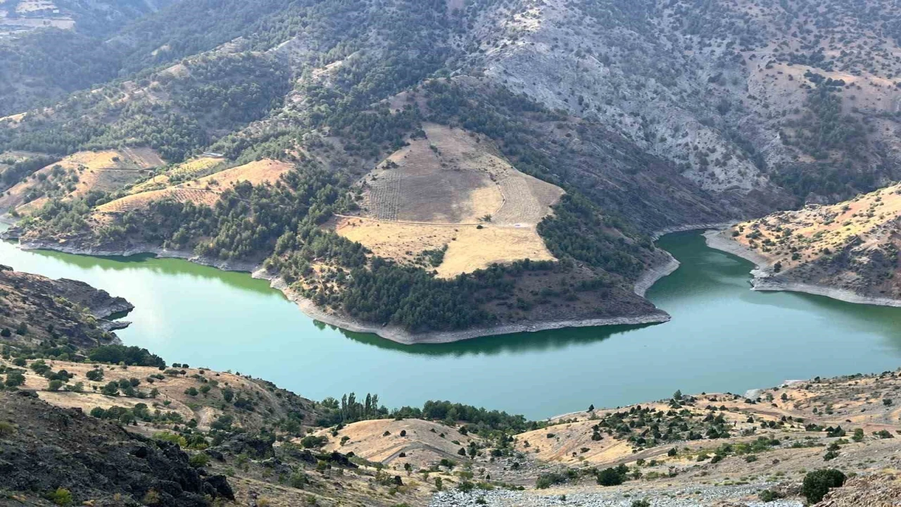 Sarıgüzel Barajı ve çevresindeki dağlar manzarasıyla hayran bırakıyor