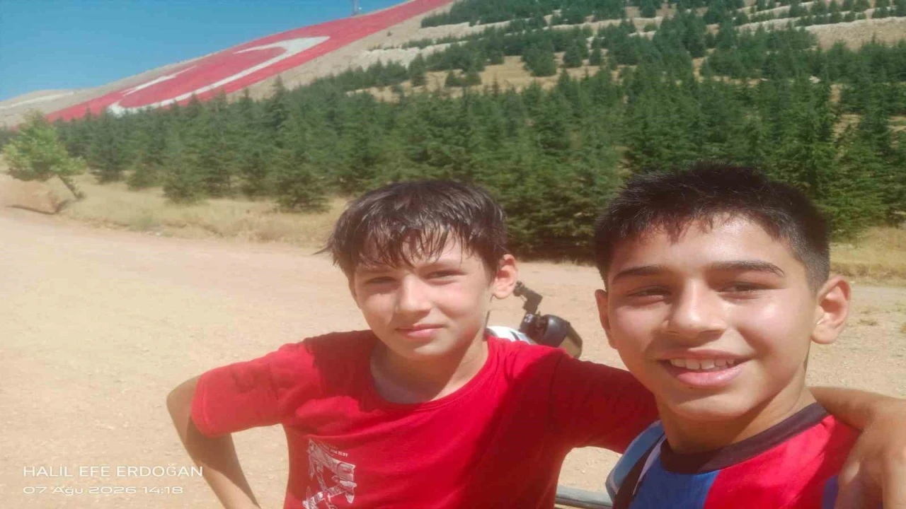 Scooterlarını bayrak sevgisi için sürdüler, zirvede dünyanın en büyük ay yıldızıyla buluştular